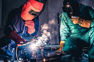 钢厂使用电弧焊机在工厂焊接钢通过手工技能劳动概念的金属制品制造?